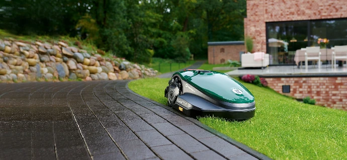 Robomow RKS Robotmaaiers met Uniek Randmaaien - Wolfs Tuinmachines Onstwedde