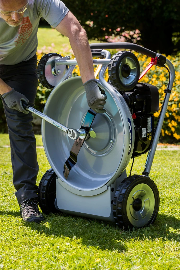 Grin Service - Werkplaats - Reparatie - Onderhoud - Wolfs Tuinmachines Onstwedde