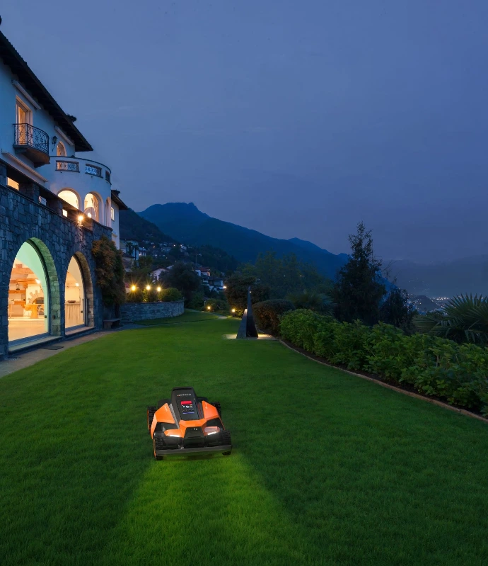 Segway Navimow CM120 en CM240 - Segway Navimow Terranox Professional robotmaaier met Xero-Turn™ 4WD, VisionFence 4.0 en vlootbeheer voor professioneel terreinonderhoud - Robotmaaiers met uniek zero-turn AWD aandrijving - Wolfs Tuinmachines Onstwedde - Robotmaaiers