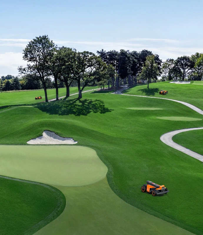 Segway Navimow CM120 en CM240 - Segway Navimow Terranox Professional robotmaaier met Xero-Turn™ 4WD, VisionFence 4.0 en vlootbeheer voor professioneel terreinonderhoud - Robotmaaiers met uniek zero-turn AWD aandrijving - Wolfs Tuinmachines Onstwedde - Robotmaaiers