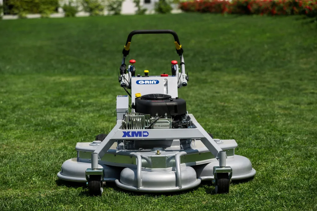 XM140A - frontale su prato.webp