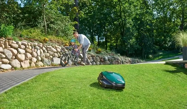 store_01J563XQCQH0MWXXBWB8QW6RPR_assets_1726747059739-robomow-robomow-rks-800 (1).webp