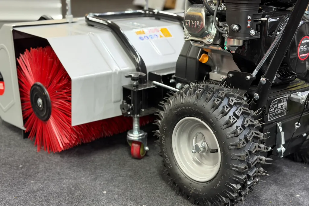 Lumag KM-800 veegmachine met sneeuwschuif en opvang INCLUSIEF ACCESSOIRES - Wolfs TUinmachines en gereedchappen onstwedde7.webp