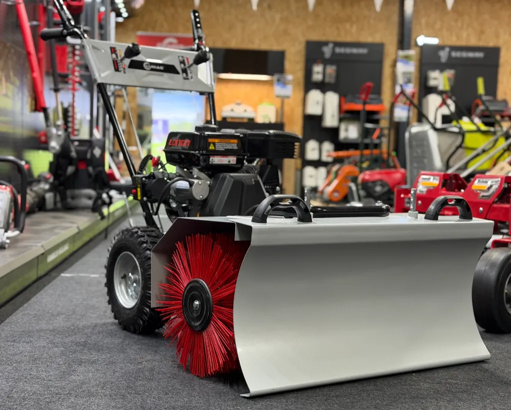 Lumag KM-800 veegmachine met sneeuwschuif en opvang INCLUSIEF ACCESSOIRES - Wolfs TUinmachines en gereedchappen onstwedde3.webp