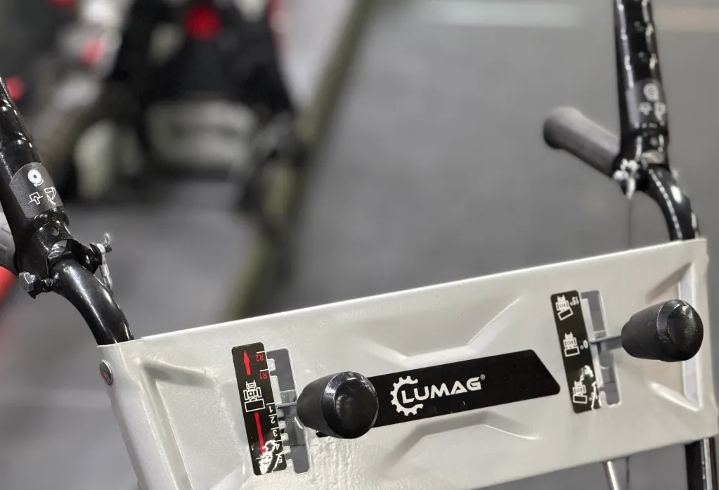 Lumag KM-800 veegmachine met sneeuwschuif en opvang INCLUSIEF ACCESSOIRES - Wolfs TUinmachines en gereedchappen onstwedde5.webp