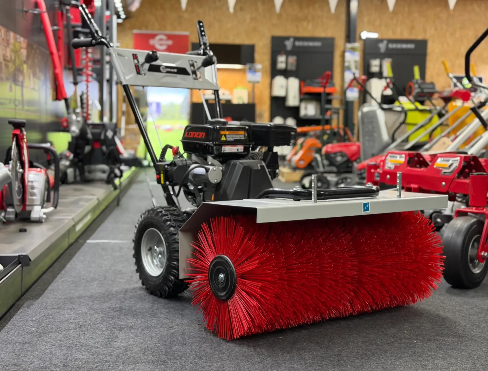 Lumag KM-800 veegmachine met sneeuwschuif en opvang